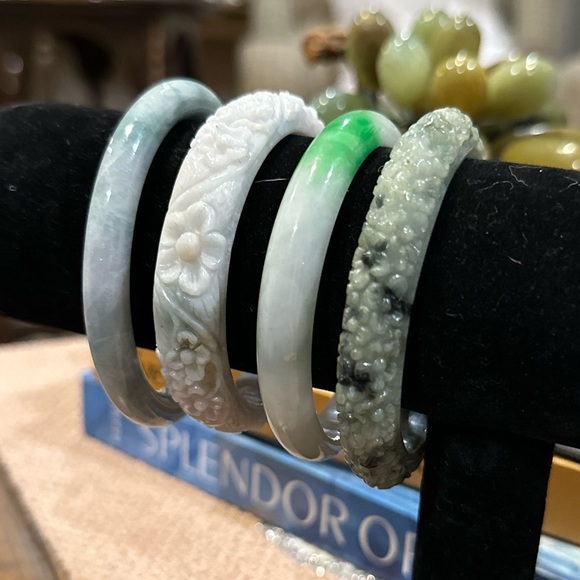 💚🤍 Floral Burmese Jadeite Jade Bangle Bracelet - shades of green - Picture 11 of 12